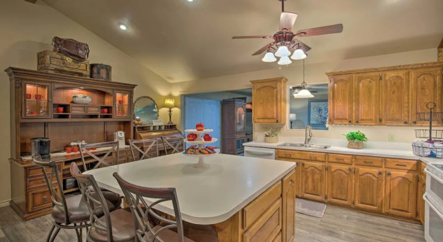 Коттедж Cozy Family Home w/ Fire Pit, 4 Mi to Lake Fork