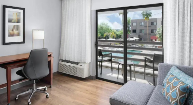 Номер Standard с видом на бассейн Courtyard Scottsdale North