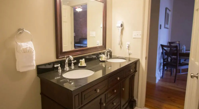 Одноместный люкс с 2 комнатами Inn on St. Peter, a French Quarter Guest Houses Property