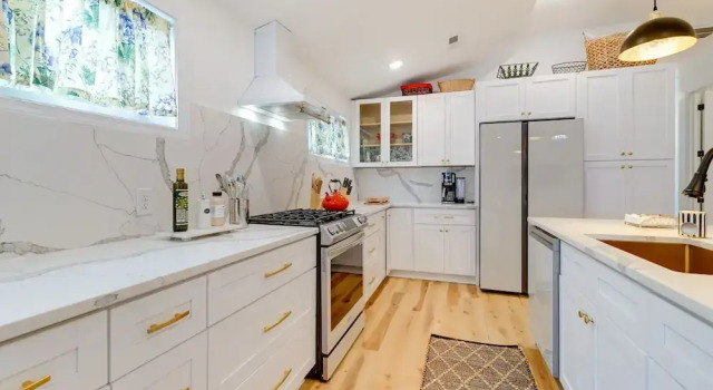 Коттедж ~ 1 Mi to Dtwn: Wilmington Home w/ Patio!