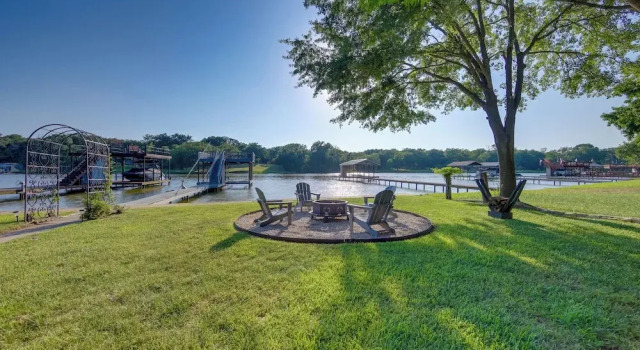Коттедж Lakefront Home w/ Dock in Mabank: Near Golfing!