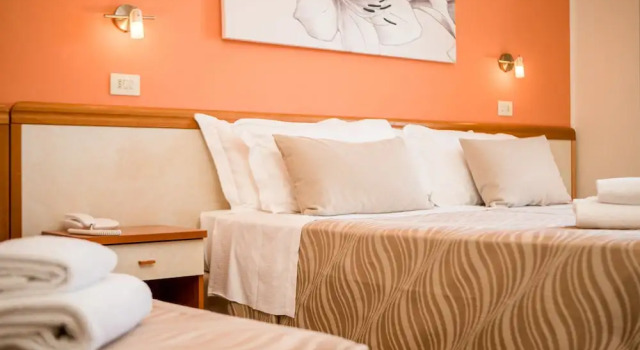 Трёхместный номер Standard с балконом Unique Hotel