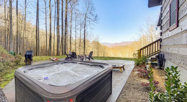 Коттедж Hot Tub Haven! Mtn-view Home 13 Mi to Bryson City!
