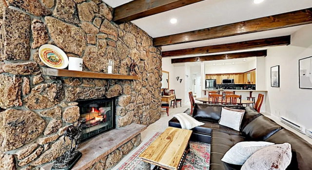 New Listing! Chic Getaway: Pool, Adjacent To Lake 3 Bedroom Condo