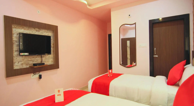 Capital O 11626 B Square, Rezervovat Hotel Hotely v Andhra Pradesh s parkováním, Parkování