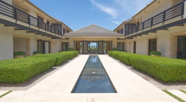 Dramatic Luxury Villa With Golf and Ocean View Walking Distance From the Beach, Prenota Villa Punta Cana Repubblica Dominicana