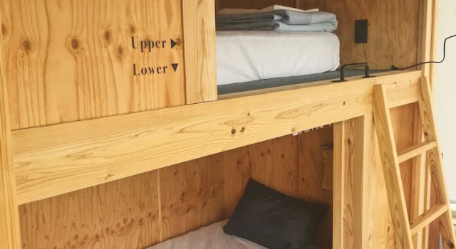 Кровать в общем номере COCORETO The Guesthouse Daikon Island