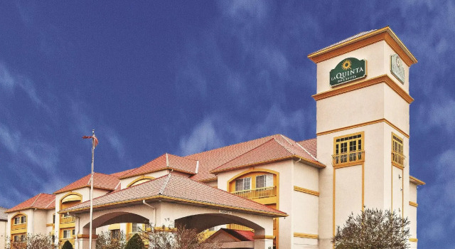 Кровать в общем номере La Quinta by Wyndham Weatherford