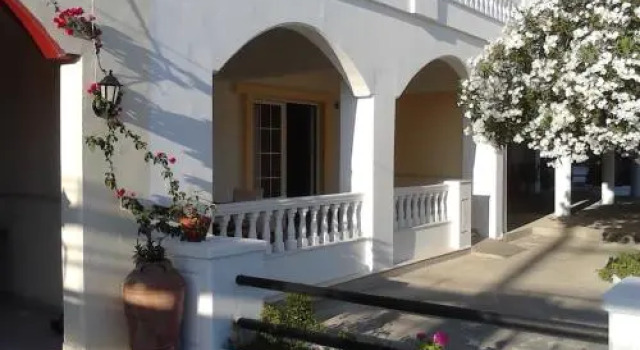 Colonial Apartment 4