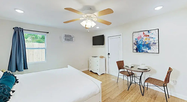 New Listing! Chic Delray Beach Studio Bedroom Cottage, Забронировать Дом для отпуска Виллы Делрей-Бич, рядом с Old School Square Cultural Arts Center, Вилла
