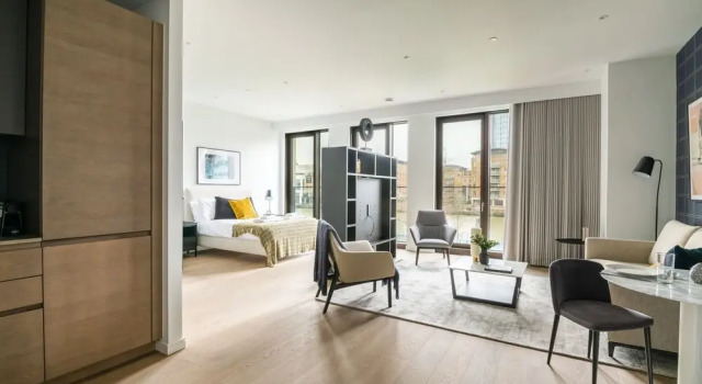 Stylish Studio Apartment With River Views in Londons Bustling Docklands, Забронировать Апартаменты/квартира Лондон Большой Лондон, рядом с Парк и ферма «Мадшут»