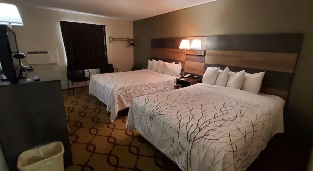 Четырёхместный номер Standard Cottonwood Inn and Conference Center