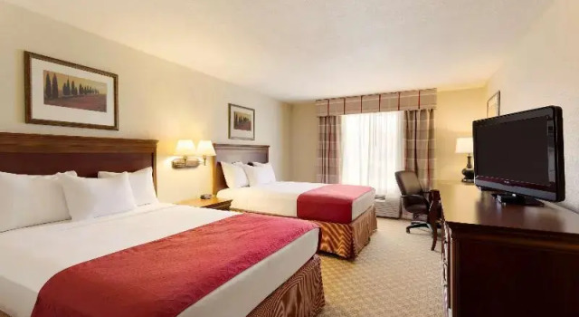 Четырёхместный люкс Country Inn & Suites by Radisson, Nevada, MO