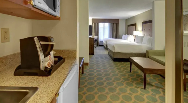Двухместный люкс Holiday Inn Express Hotel & Suites Emporia by IHG