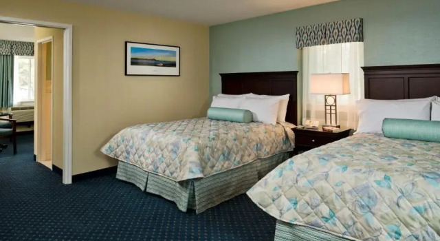 Четырёхместный люкс с видом на внутренний двор Wellfleet Lodge
