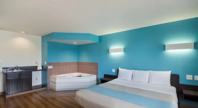 Люкс Deluxe Motel 6-Rothschild, WI