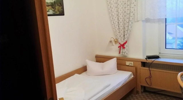 Kurhaus Jonsdorf, Rezervați Hotel Jonsdorf 