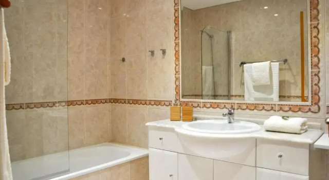 Апартаменты LovelyStay - 2BR Modern, Pool Access, Close to Marina & Beach