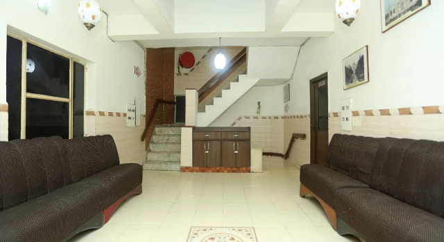 OYO 18429 Hotel Sai President