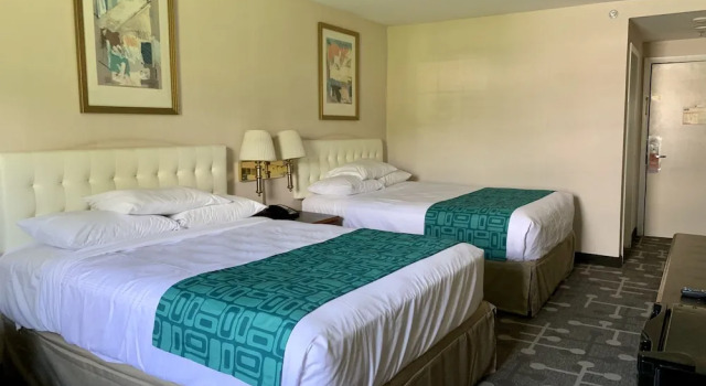Четырёхместный номер Standard Howard Johnson by Wyndham Williamstown