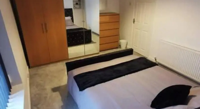 Charming 2-bed House in Swansea