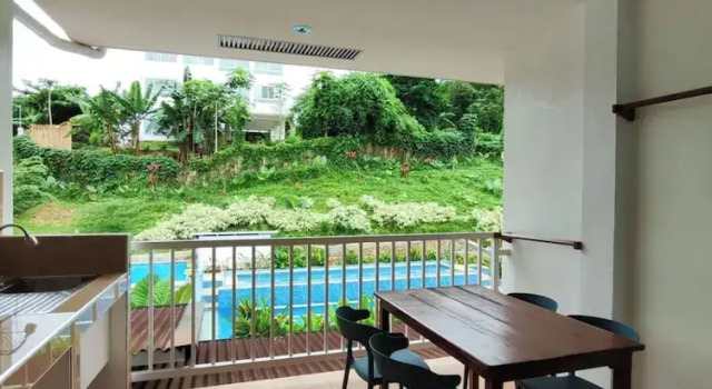 Monolocale quadruplo con balcone e con vista sulla piscina DMC Condotel