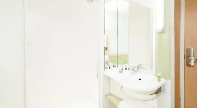 Четырёхместный номер Standard с красивым видом из окна ibis budget Marne la Vallée Bry sur Marne