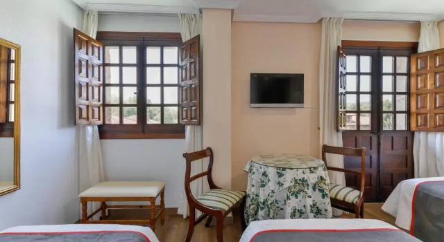 Трёхместный номер Standard Hotel Santillana