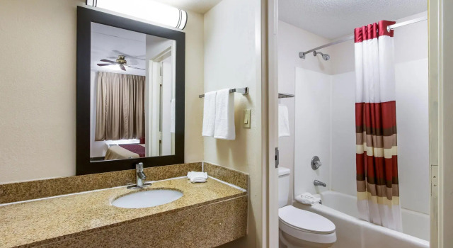Четырёхместный номер Deluxe Red Roof Inn & Suites