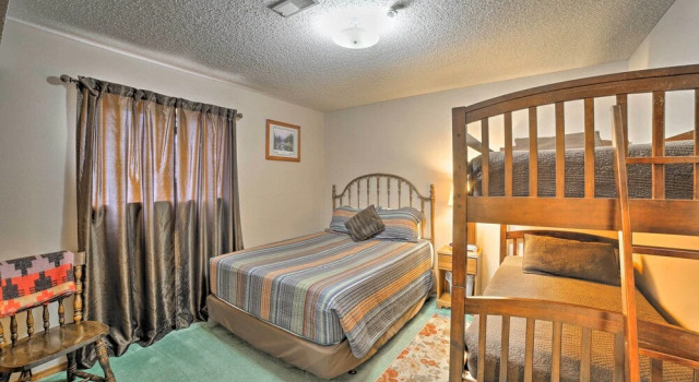 Апартаменты Condo w/ Pool Access - 2 Mi to Silver Dollar City!