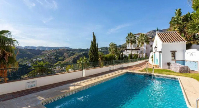 Апартаменты Lovely 2 bedroomed apartment with pool