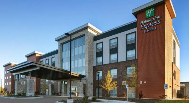 Люкс Deluxe Holiday Inn Express & Suites - Milwaukee - Brookfield by IHG