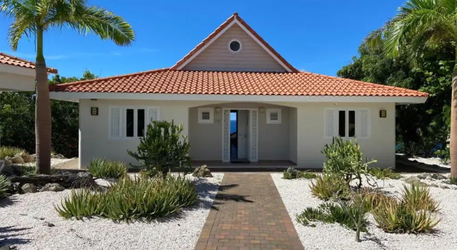 Вилла с 3 комнатами с видом на море Coral Estate Rentals