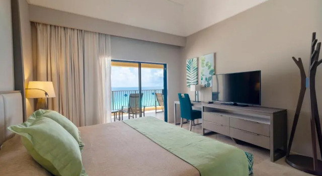 Люкс Deluxe c 1 комнатой рядом с пляжем Holiday Inn Club Vacations The Royal Sands All Inclusive