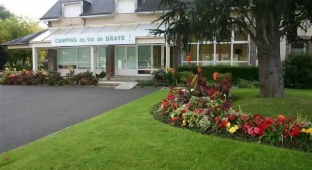 Resort & Camping - Val de Braye, Забронировать Кемпинг Отели Земель Луары с парковкой, Парковка