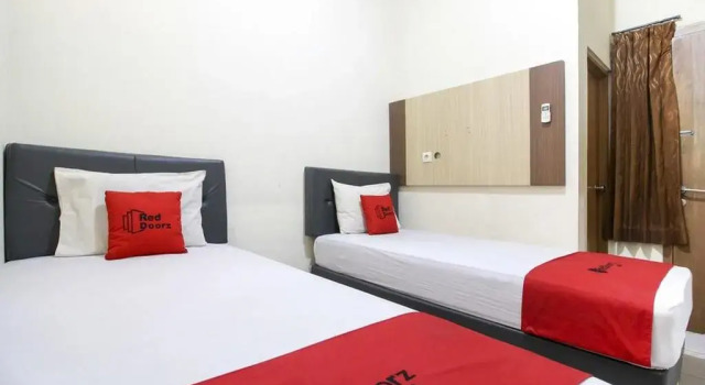 Номер Standard RedDoorz Plus near Stadion Mandala Krida