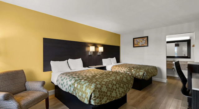 Четырёхместный номер Standard Econo Lodge White Pine Morristown I-81 & I-40 Split