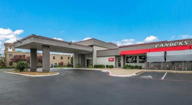 Кровать в общем номере Red Roof Inn Lewisville