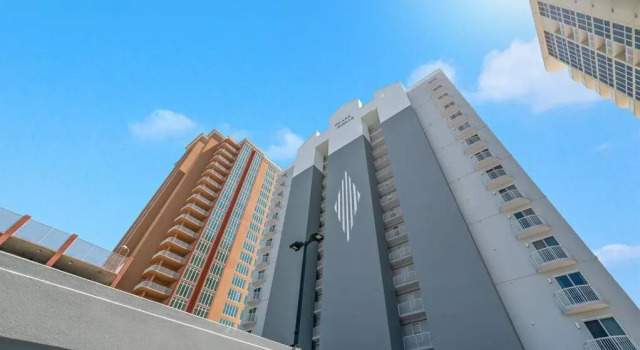 Island Royale 403 ~ Beachfront 2bd/2ba ~ In the Heart of Gulf Shores!, Prenota Appartamento Hotel a Alabama con piscina, Piscina