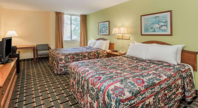 Четырёхместный номер Standard Days Hotel by Wyndham Danville Conference Center
