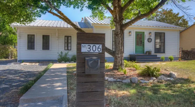 New Modern Farmhouse With Hot Tub, Fire Pit, & Games, Забронировать Отель Фредериксберг Texas Wine Country, рядом с Театр Rockbox