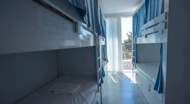 Кровать в общем номере Solen Blu