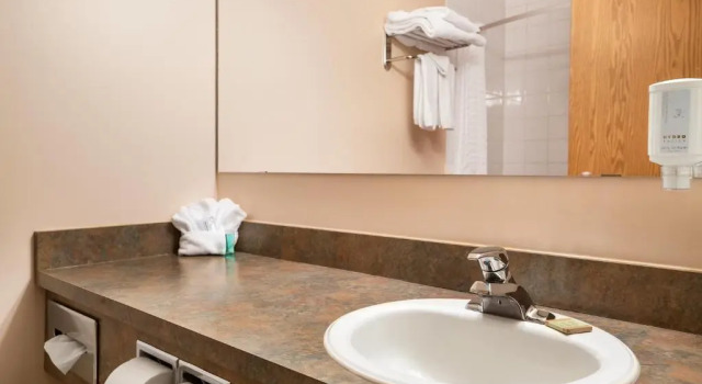 Четырёхместный номер Standard Super 8 by Wyndham Whitecourt