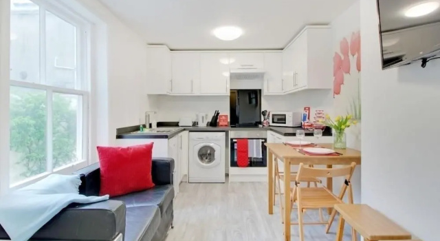 Апартаменты Beside the Seaside Apartment - Sleeps 2 to 4 Guests - Fast Wifi