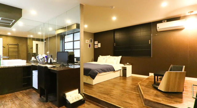 Louis Hotel