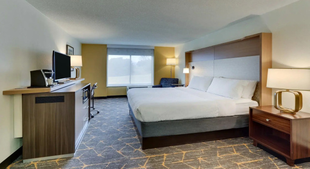 Номер Standard с видом на поле для гольфа Holiday Inn Staunton Conference Center by IHG
