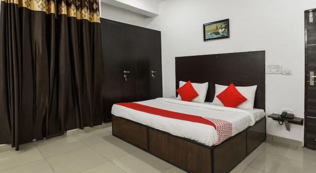 OYO 13025 Petals Inn