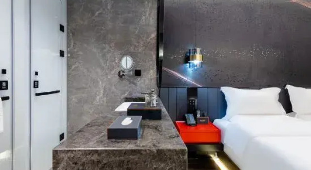 Кровать в общем номере (мужской номер) Liangzhi Huipin Hotel (Sanya Zhongfu Duty Free International Shopping Mall Shop)