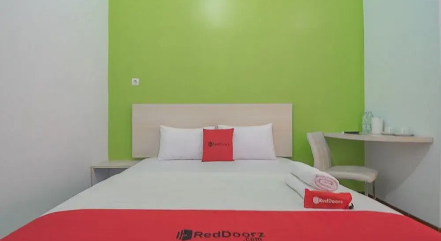 RedDoorz Plus near Alun Alun Kuningan
