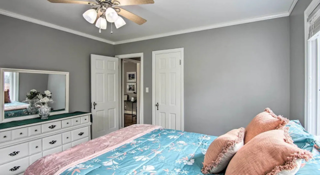 Charming Tulsa Bungalow w/ Furnished Deck!, Reservar Casa de férias Tulsa Oklahoma